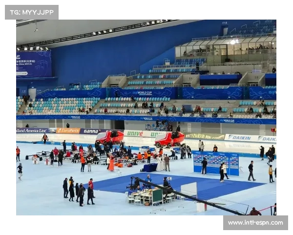 速度滑冰世界杯加拿大站:选手适应场地情况 速度滑冰世界杯加拿大站:选手适应场地情况